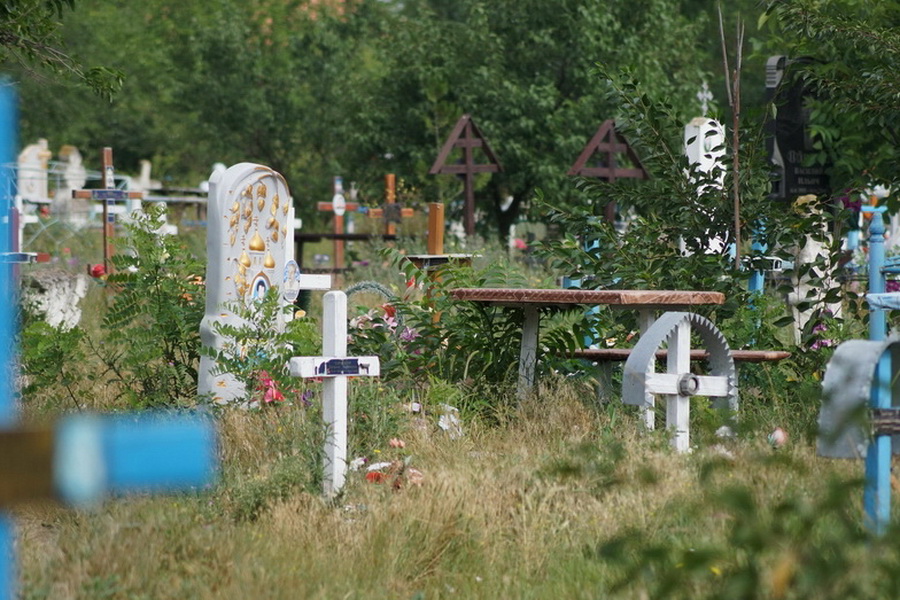 Можно убираться на кладбище на пасху. Кладбище Конгаз. Человеческое кладбище. Село Бешалма кладбище. Сельское кладбище картинки.